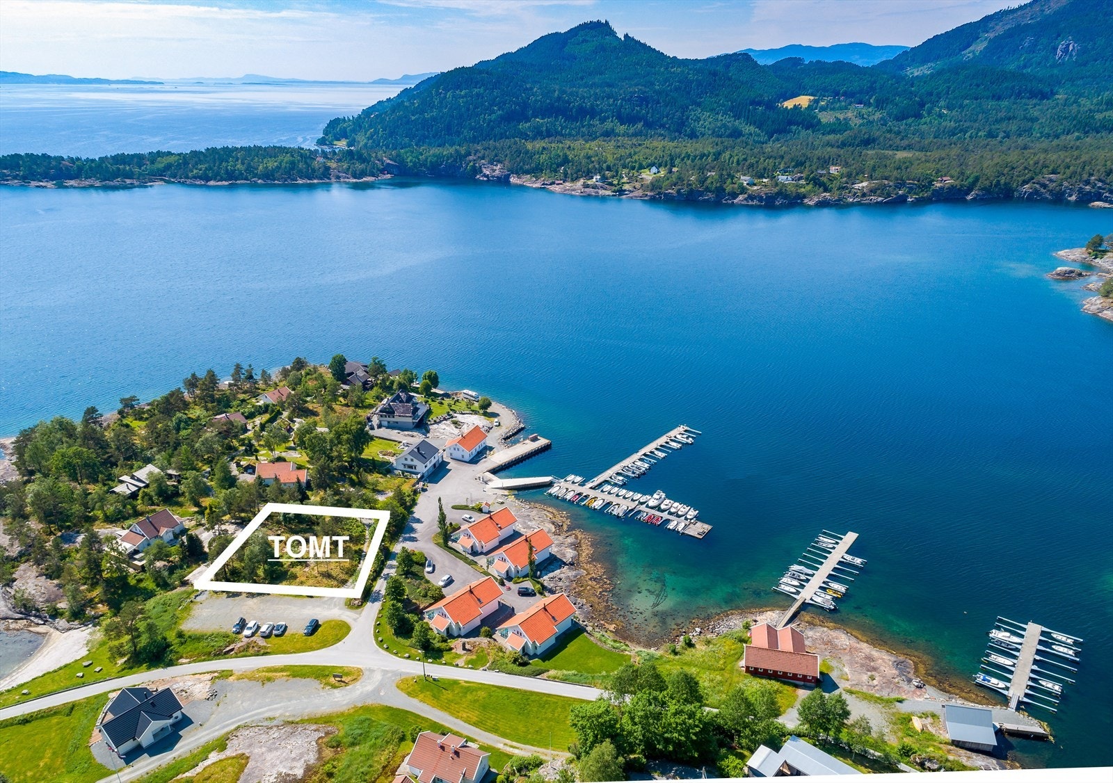 Tomten har en fin beliggenhet i terrenget med flott utsikt over sjøen og ligger i umiddelbar nærhet til både badestrand og bryggeanlegg. Galleribilde