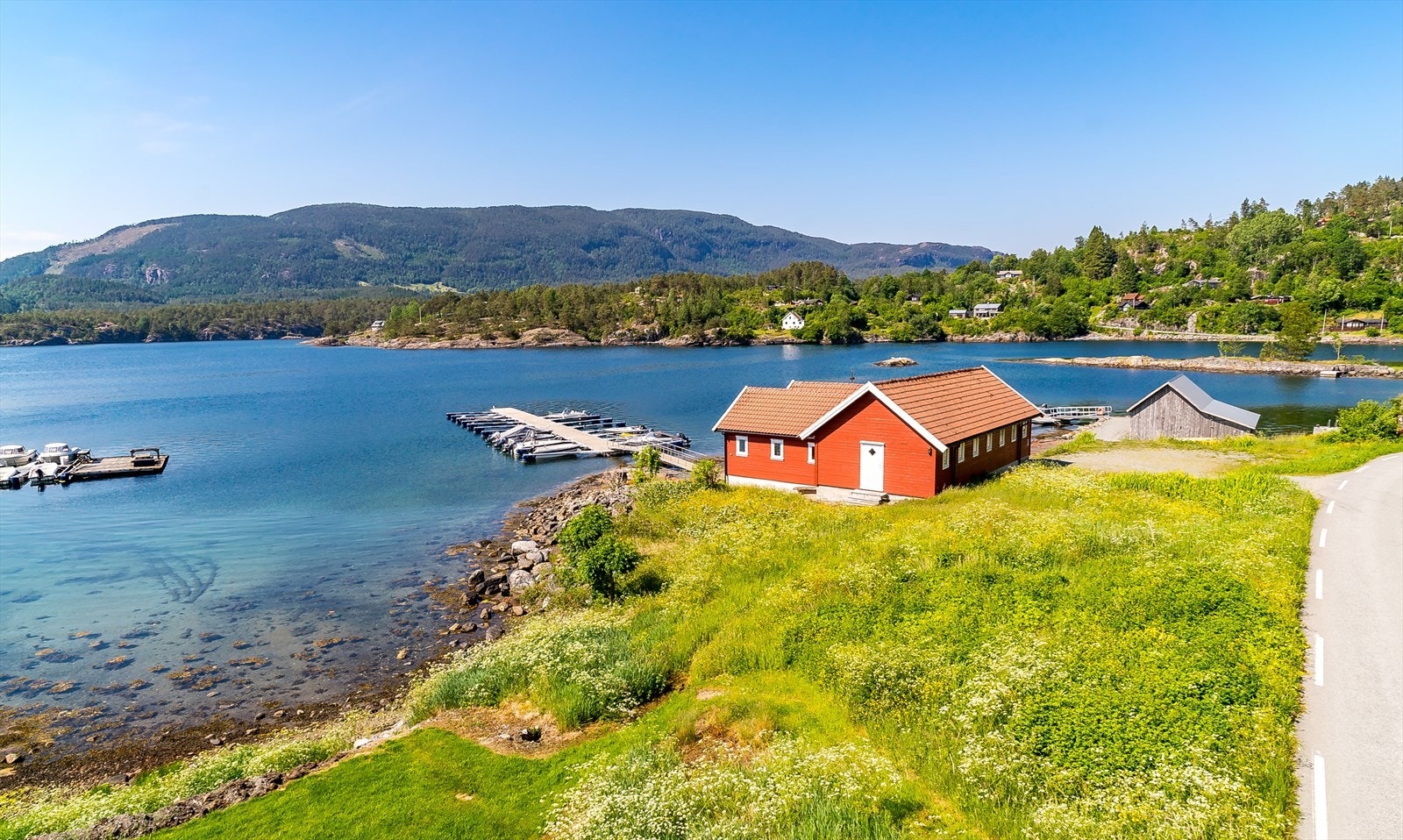 Suldal kommune er kjent for sine flotte fjorder, innsjøer og turmuligheter, og Foreneset ligger godt til for dem som ønsker både naturnærhet og en rolig livsstil. Galleribilde