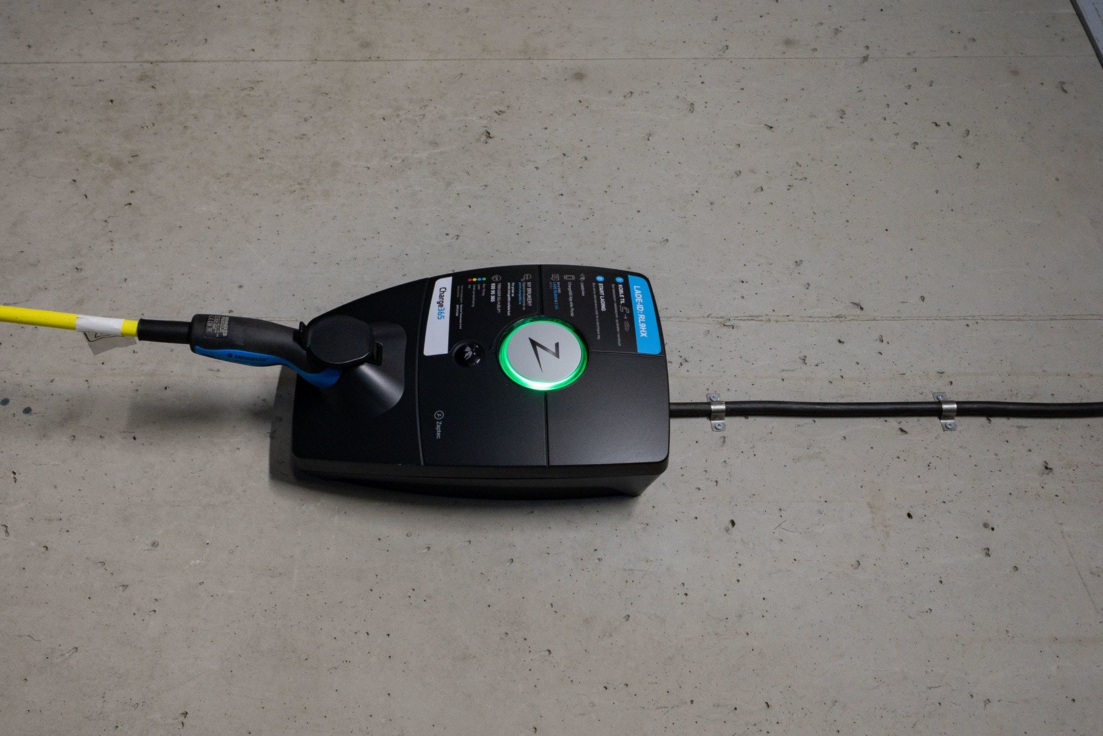 Ladeboks for elbil montert i garasje. Galleribilde