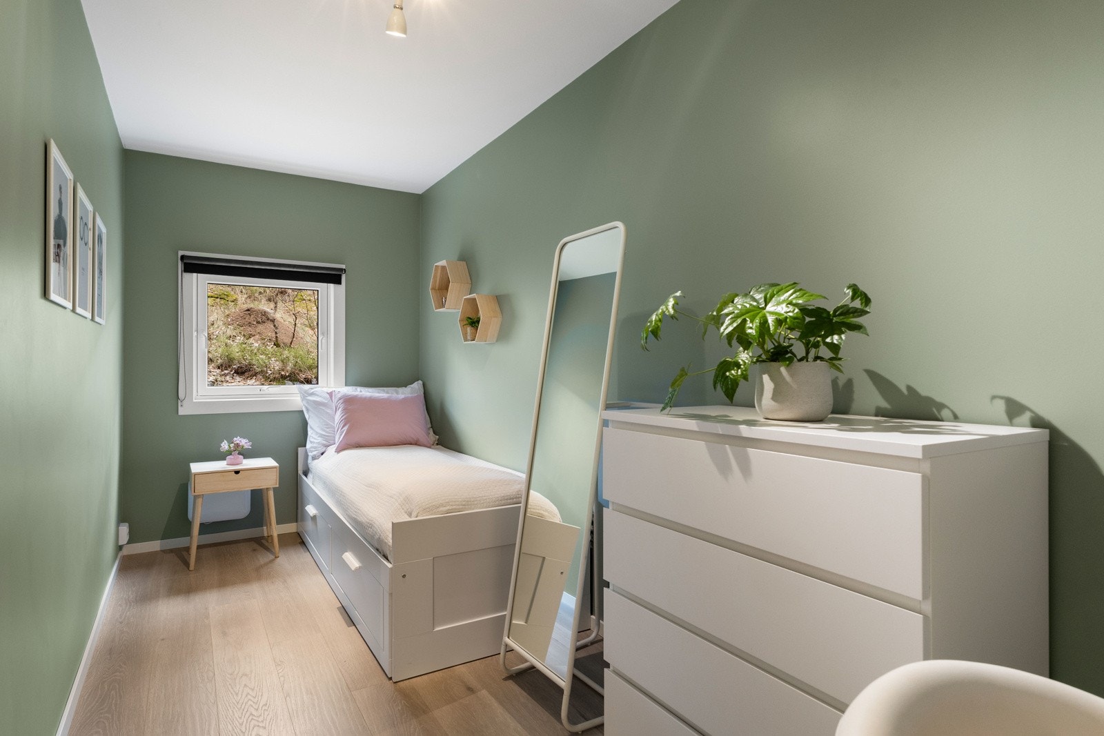 Soverommet har vindu som slipper inn naturlig lys, samt praktiske oppbevaringsløsninger. Galleribilde