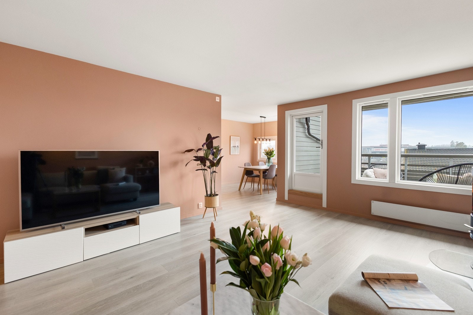 Rommet har lys parkett, malte vegger i en varm fargetone og store vinduer som gir mye naturlig lys. Galleribilde