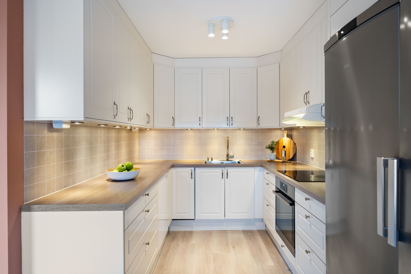 Det er downlights under overskapene. Galleribilde