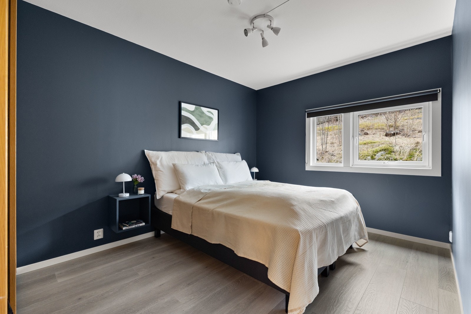 Soverom 3 brukes som hovedsoverom, har mørkeblå vegger og en stor skyvedørsgarderobe i lys eik. Galleribilde