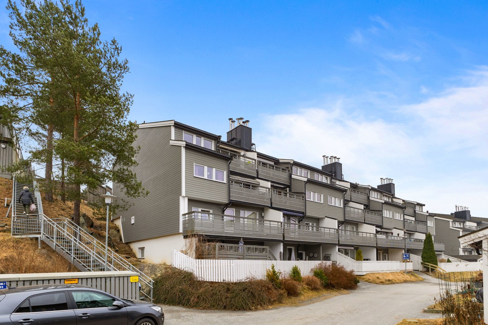 Området er pent opparbeidet med trær og busker. En rolig og attraktiv beliggenhet. Galleribilde