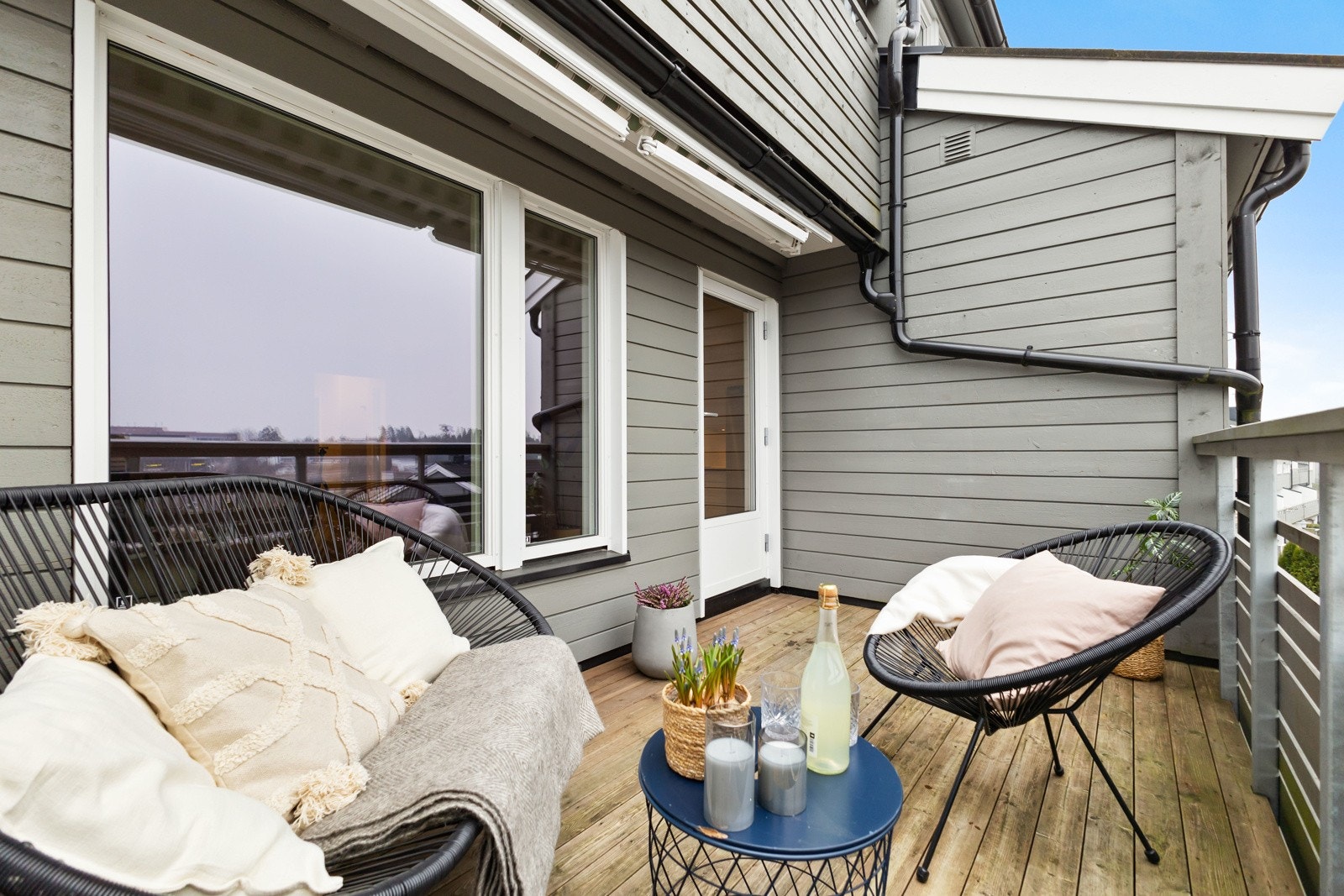 Balkong med tredekke og grå vegger. Galleribilde