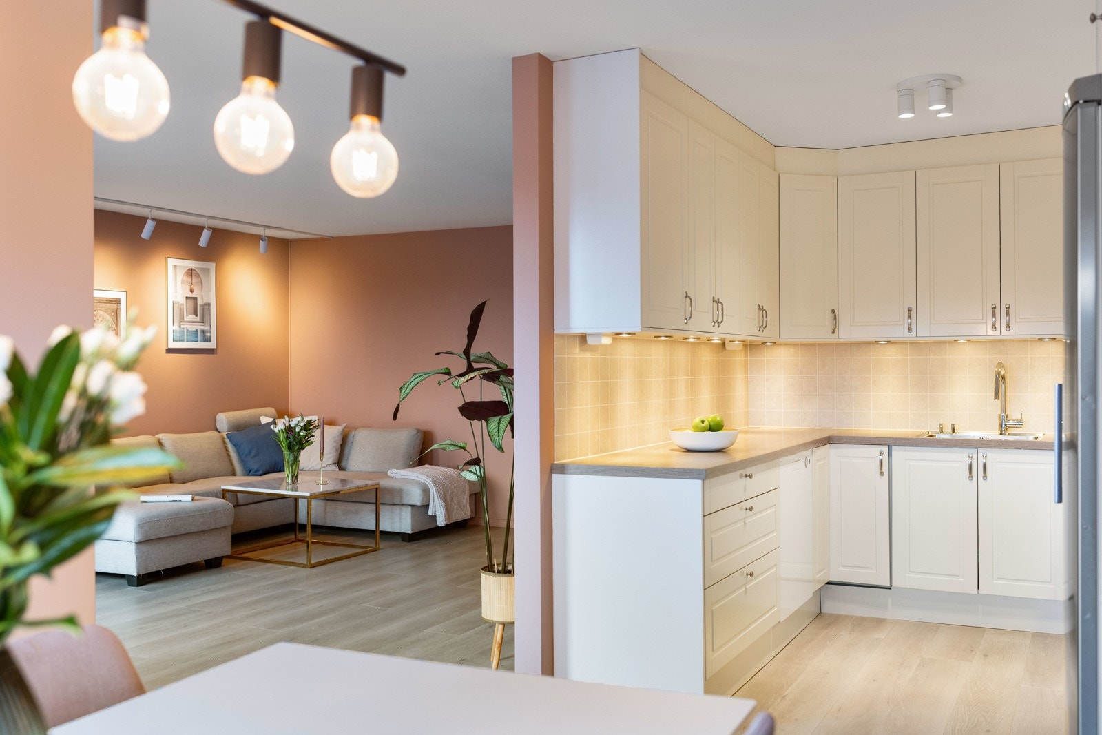 Leiligheten har tre soverom, stue med tilhørende balkong, kjøkken, bad og entré. Galleribilde