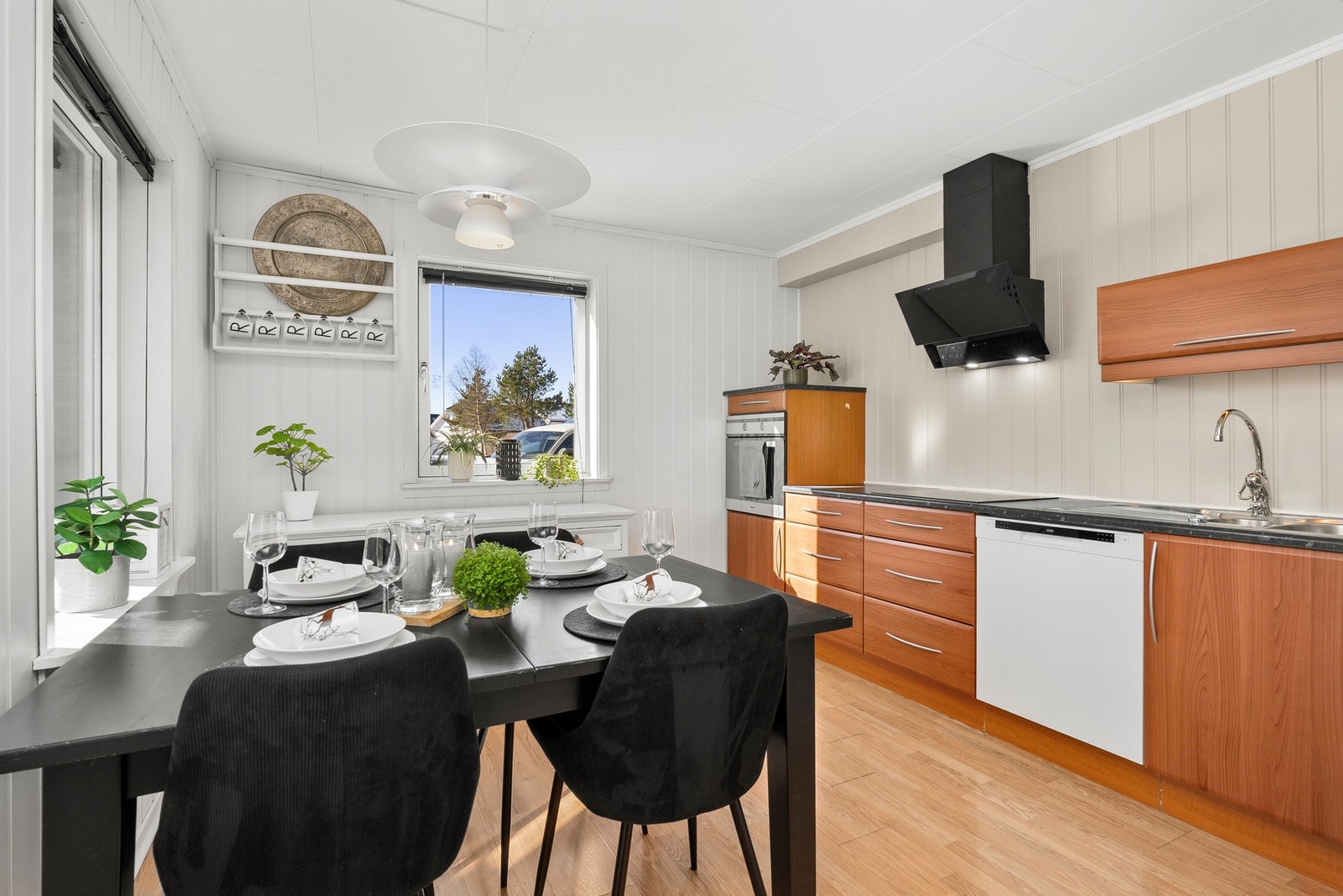 Plass til spisebord på kjøkkenet. Vinduene slipper inn rikelig med naturlig lys i rommet. Galleribilde