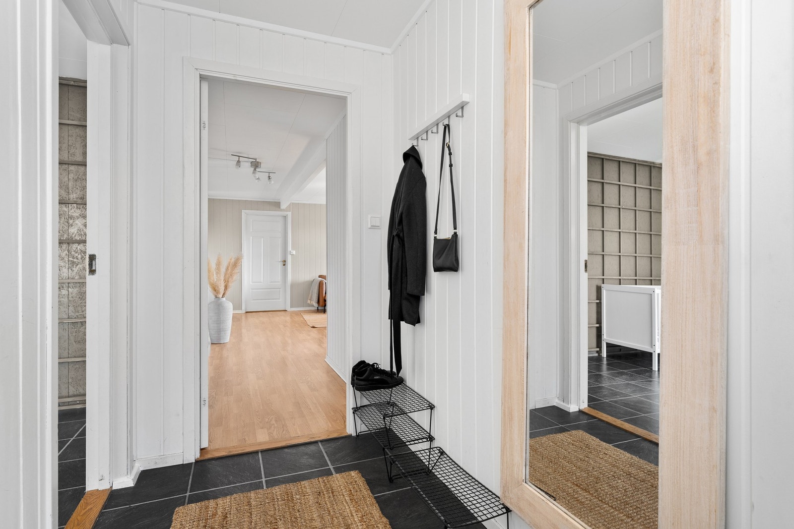 Fra gangen er det adkomst til bod og stue. Galleribilde