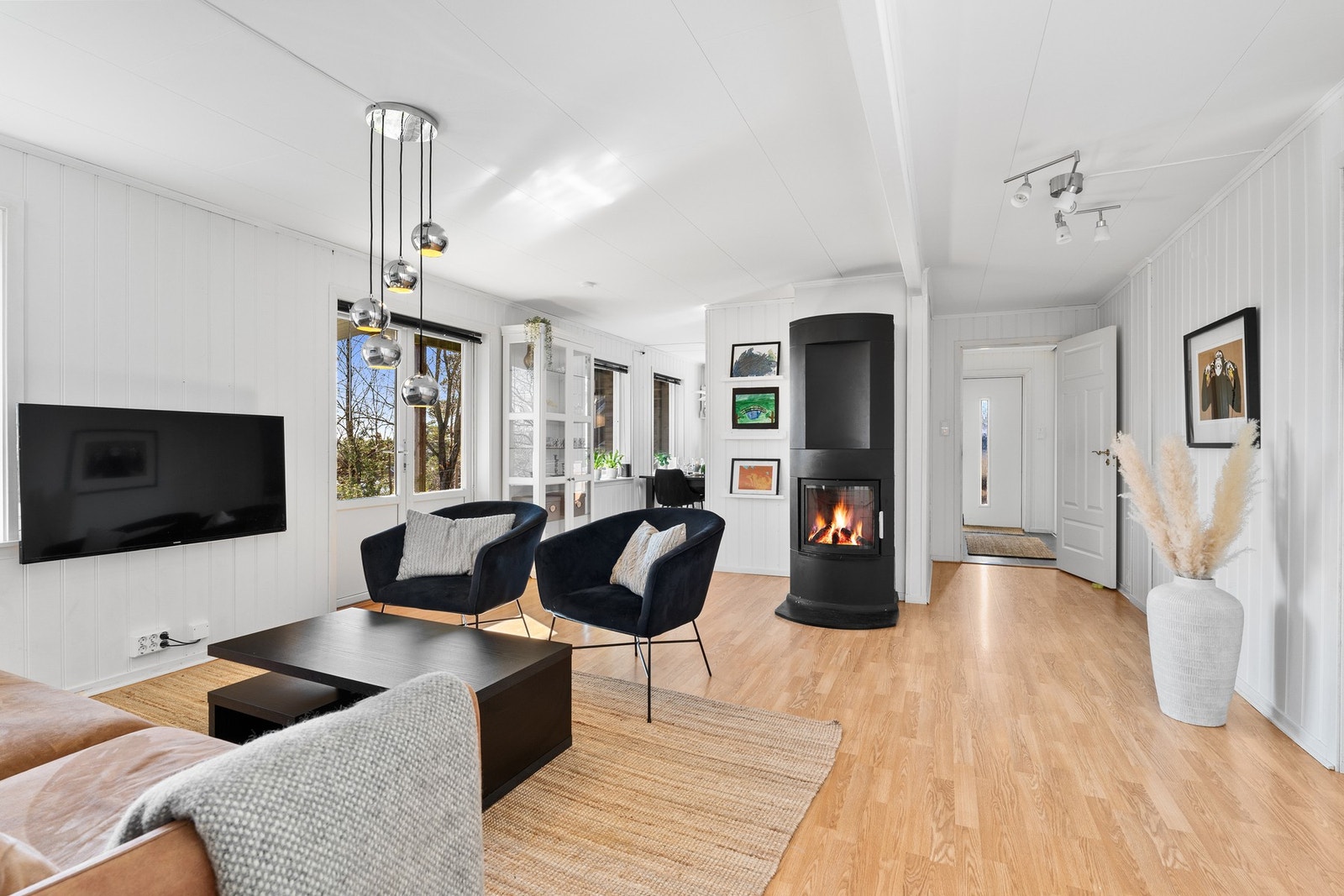 Velkommen til Svarttjønnheia 180A! Lys og innbydende selveierleilighet med god standard og planløsning i et barnevennlig og rolig boligområde. Galleribilde