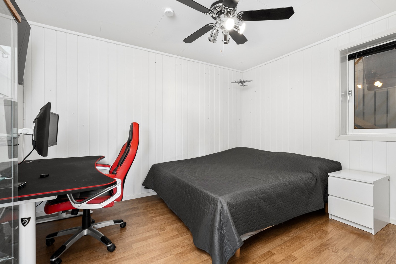 Stort hovedsoverom med plass til dobbeltseng og garderobeskap. Galleribilde