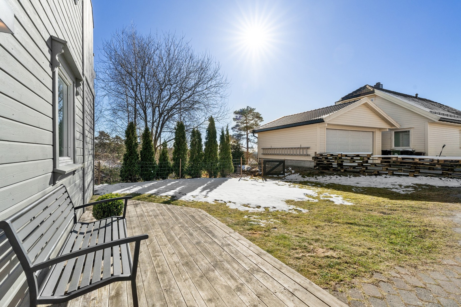 Trivelig uteområde med platting og plass til utemøbler. Galleribilde