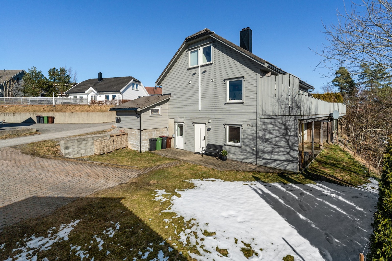 Hyggelig inngangsparti med platting. Galleribilde