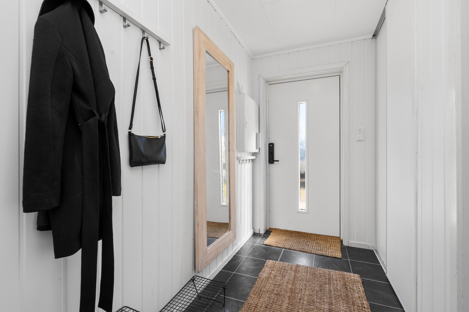 Lys gang med varmekabler i gulv, praktisk innredet med skyvedørsgarderobe. God plass til å henge fra deg yttertøy og sko. Galleribilde