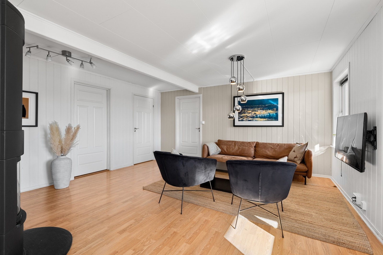 Lys og delikat innredet stue. Fine møbleringsmuligheter, varme i gulvet og peis ovn. Galleribilde