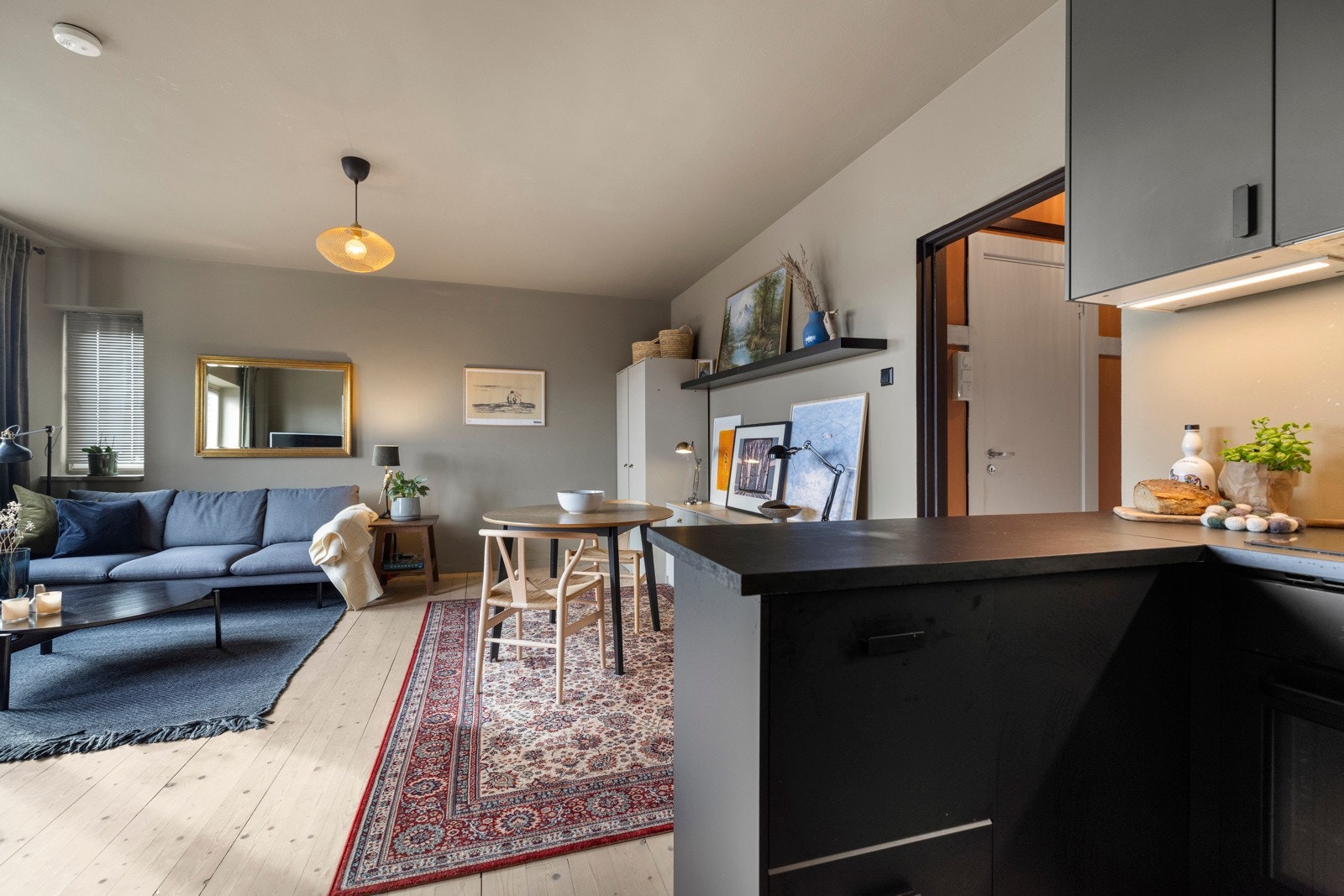 - Induksjonstopp, stekeovn, oppvaskmaskin og kjøl/frys er integrert i innredningen - Galleribilde