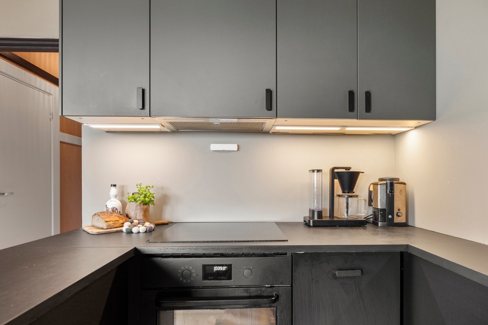 - Laminat benkeplate med nedfelt kum i kompositt. Kullfilterventilator - Galleribilde