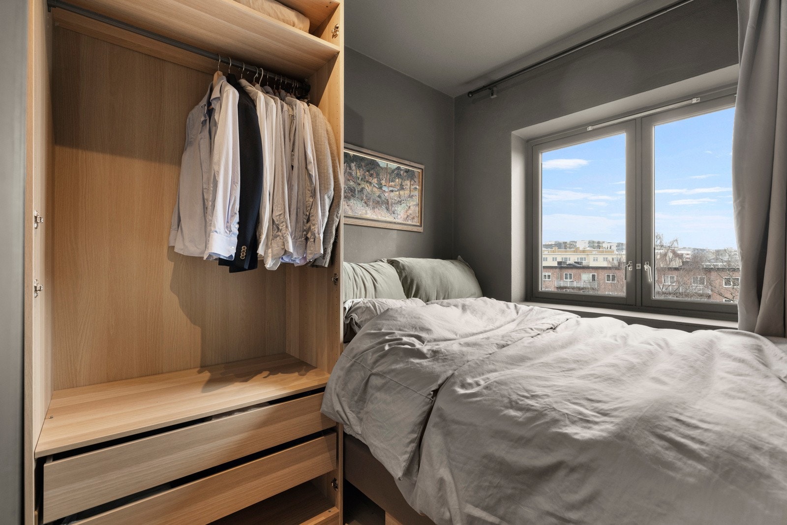 - God plass til stor seng og garderobeskap - Galleribilde