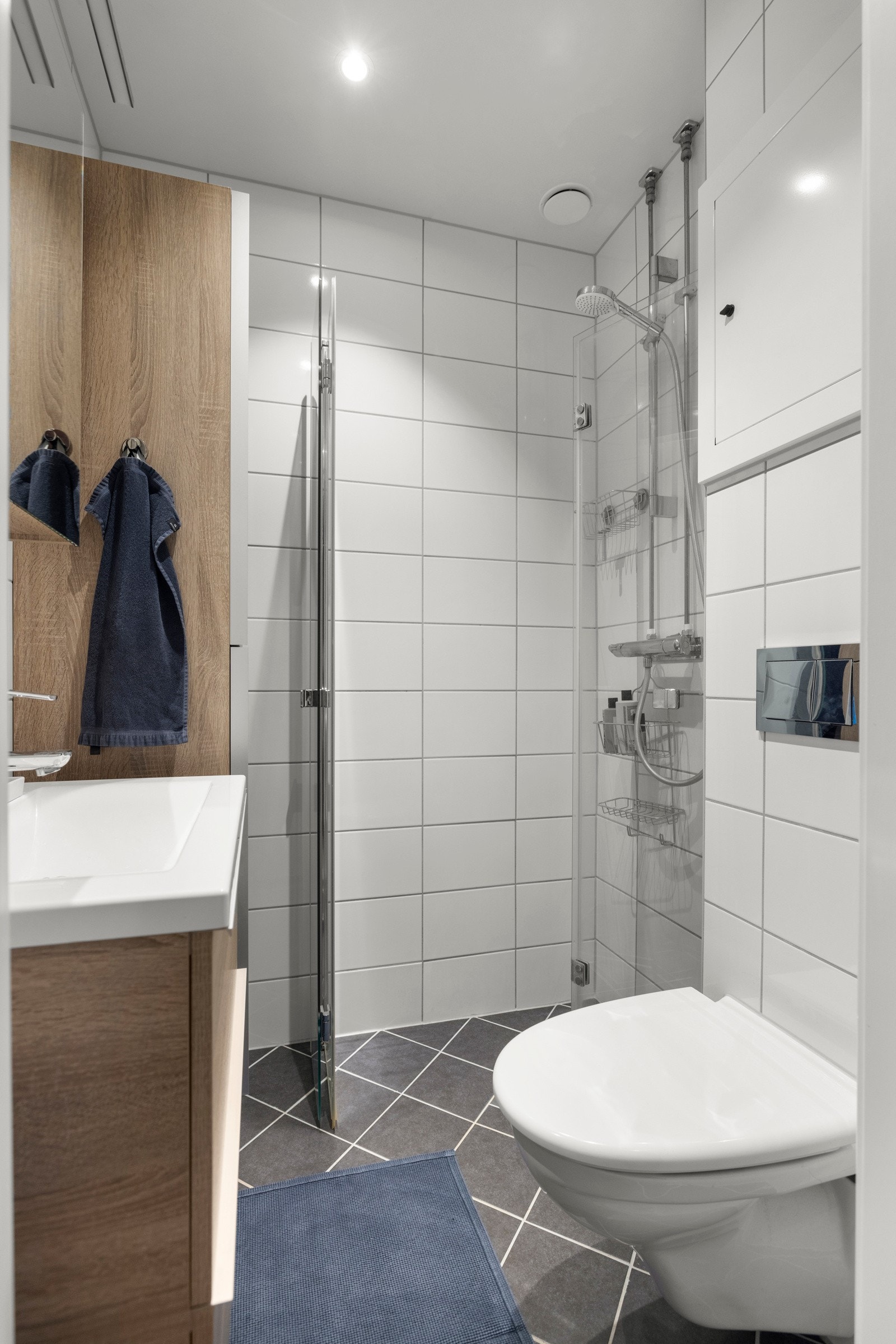 - Pent flislagt bad fra 2019 i regi av brl. Varmekabler i gulv - Galleribilde