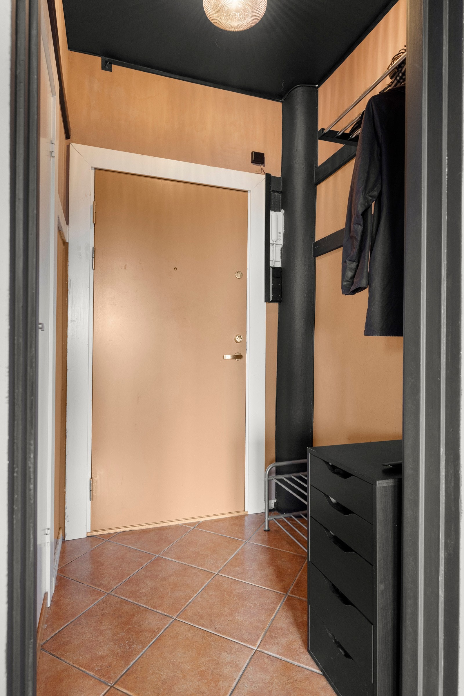 - Fint inngangsparti med god plass til oppbevaring av yttertøy og sko - Galleribilde