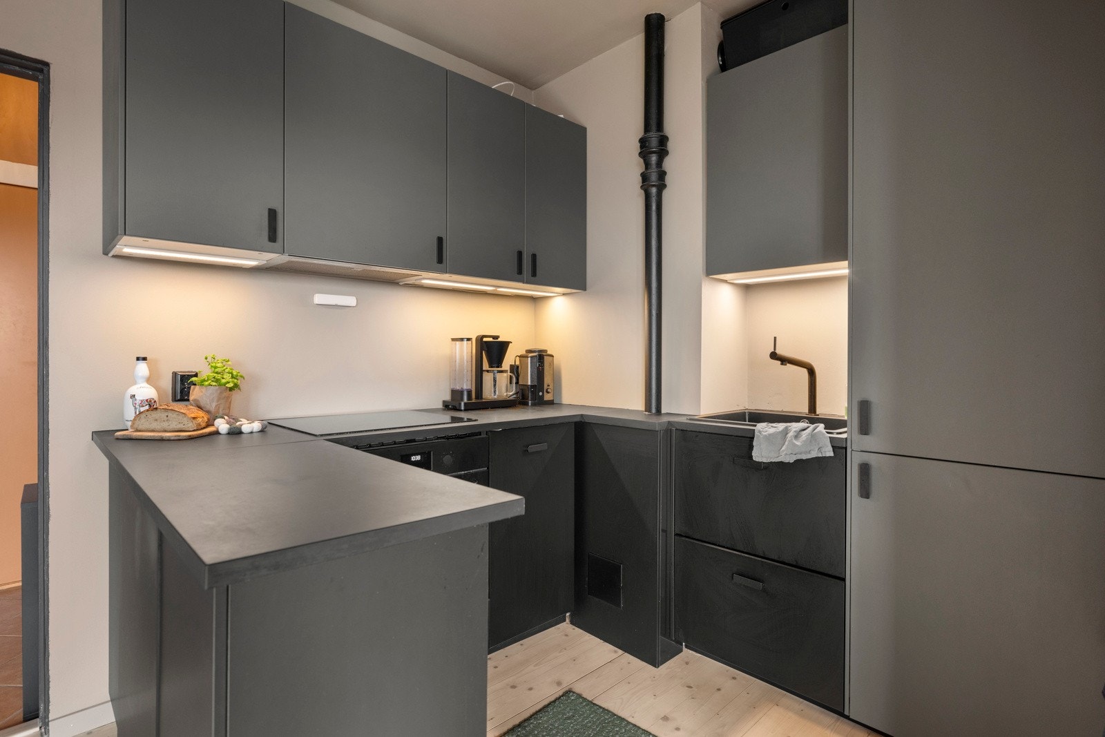 - Lekkert kjøkken fra 2021. Kjøkkeninnredning med glatte fronter. Belysning under overskap - Galleribilde