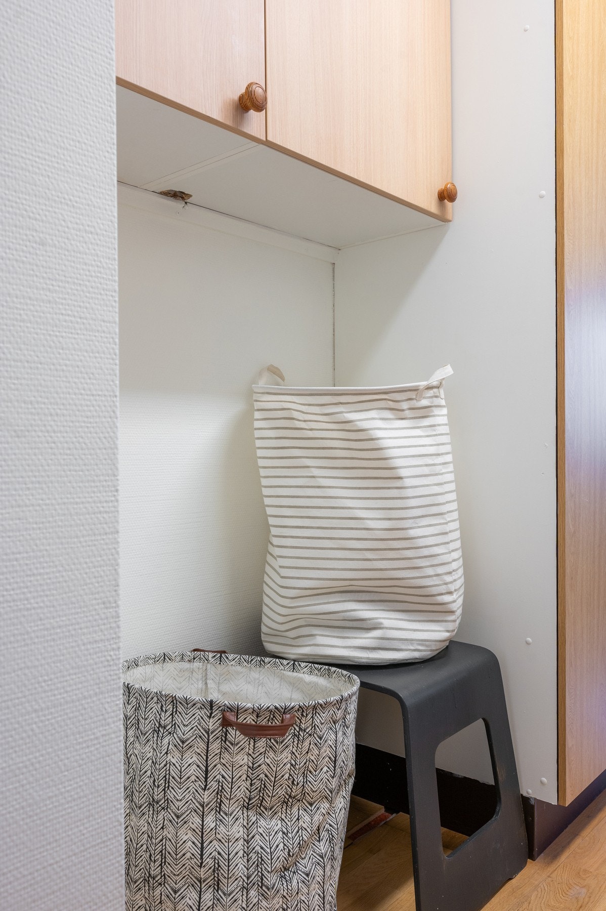 Vaskeromsdel med opplegg for vaskemaskin Galleribilde