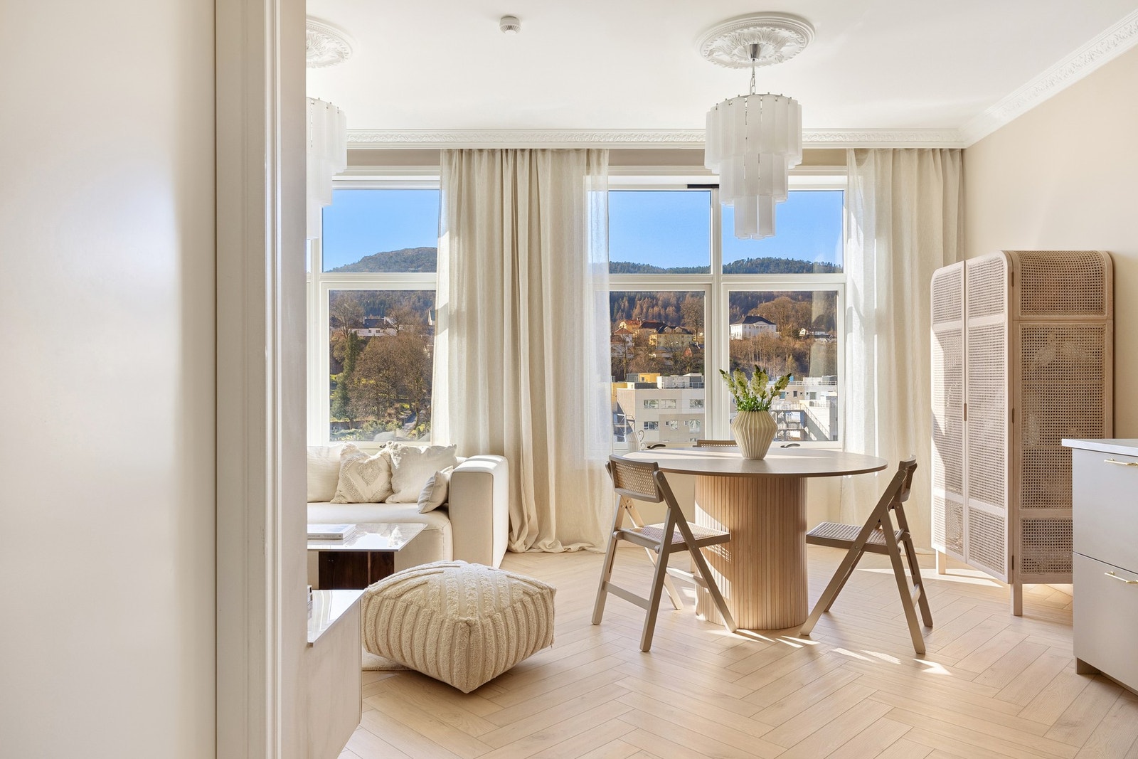 De store vindusflatene slipper inn rikelig med naturlig lys samtidig som det gir rommet det lille ekstra. Galleribilde