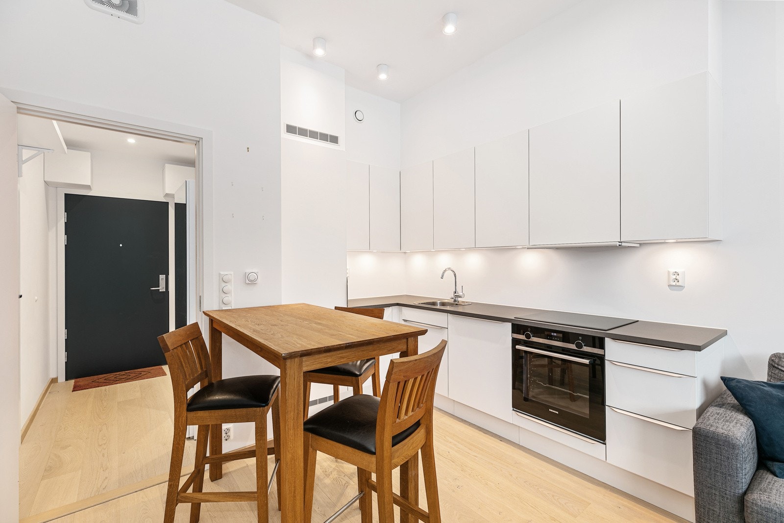 Oppholdsrommet her en fin innbyrdes innredning for stuemøblement, spiseplass og kjøkkeninnredning Galleribilde