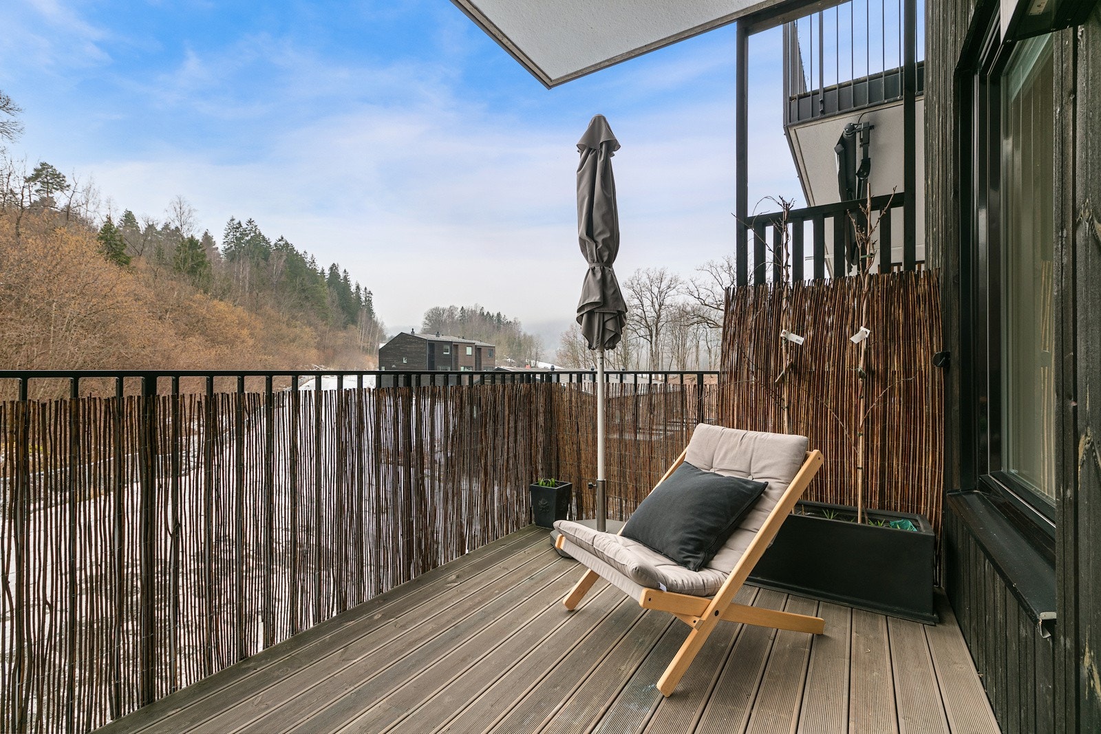 Balkongen ligger skjermet til vendende ut mot naturområdene ved Berger Galleribilde