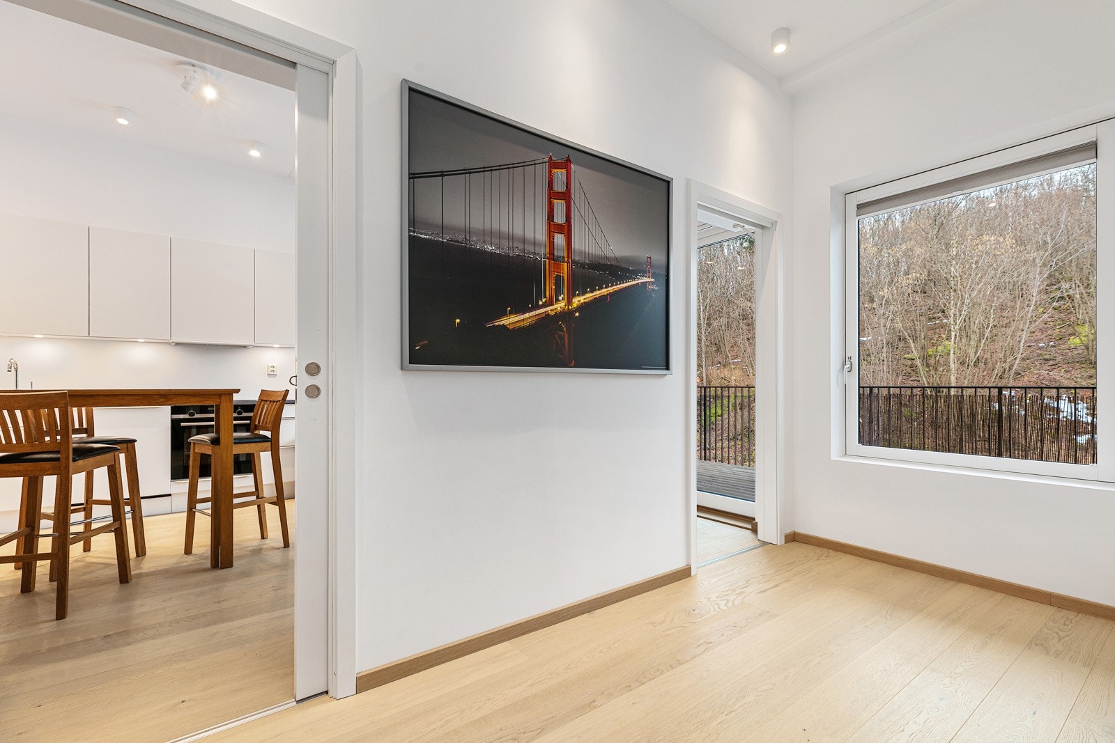 Soverom med skyvedørsadkomst mot stue Galleribilde