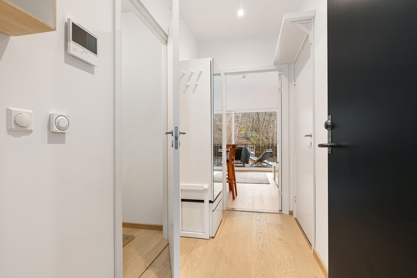 Entré med plass for klesoppheng og garderobeskap med speilfront Galleribilde