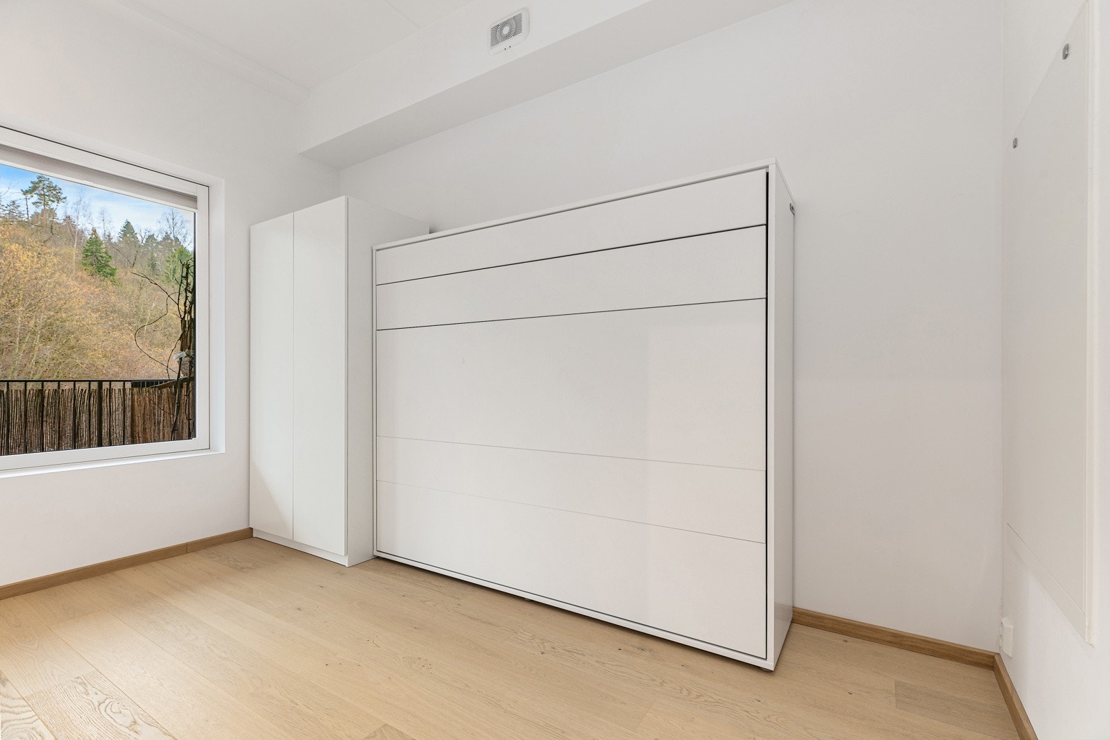 Soverommet er i dag innredet med et frittstående garderobeskap og en solid skapseng/dobbeltseng Galleribilde