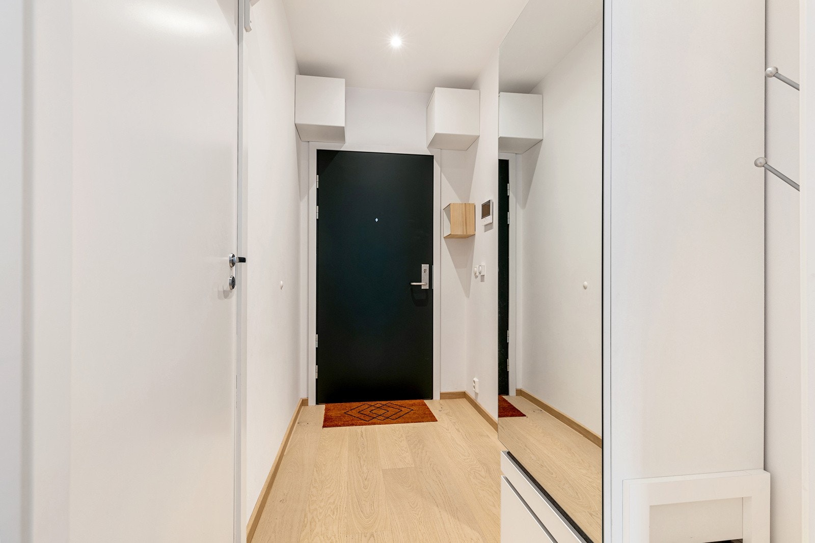 Entréen har en lyd- og brannklassifisert (B30/dB43) dør med kikkhull Galleribilde