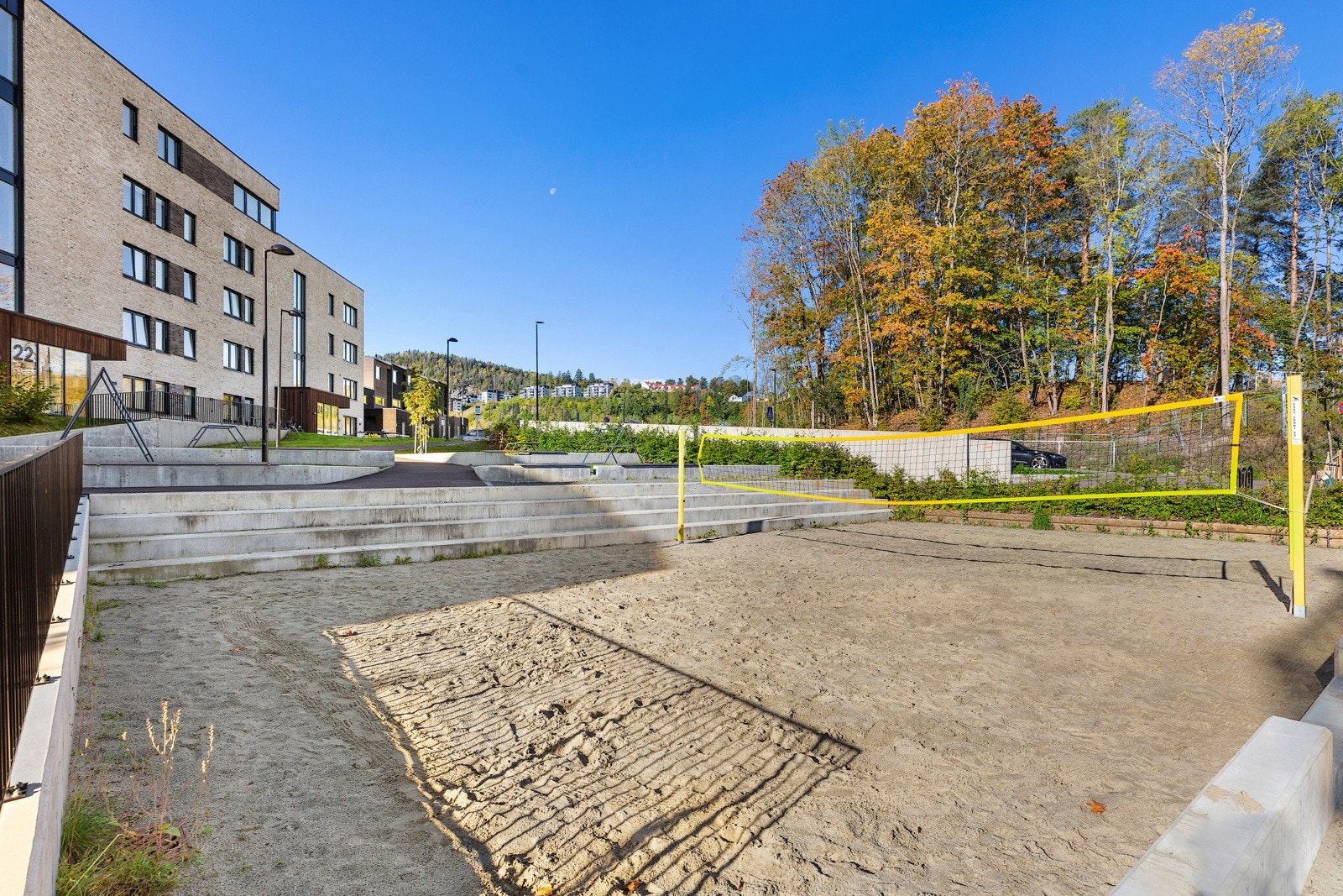 Aktivitetsfelt med sandvolleyballbane Galleribilde