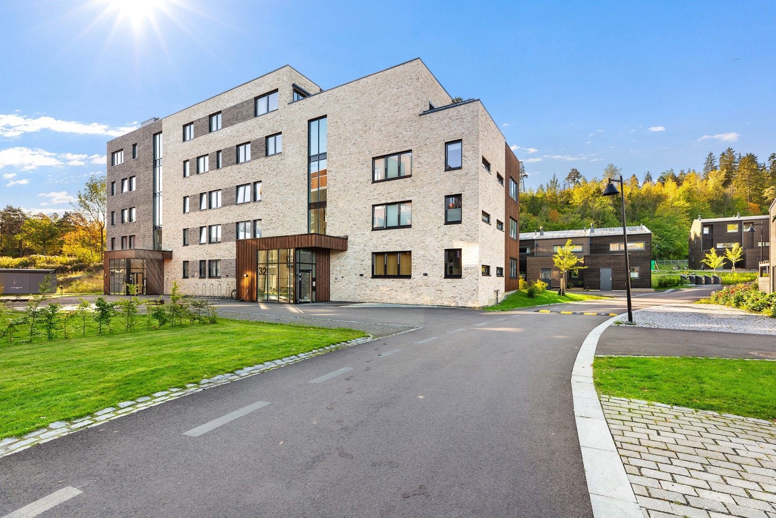 Bomiljøet er godt tilrettelagt med asfalterte internveier og grønne fellesarealer Galleribilde