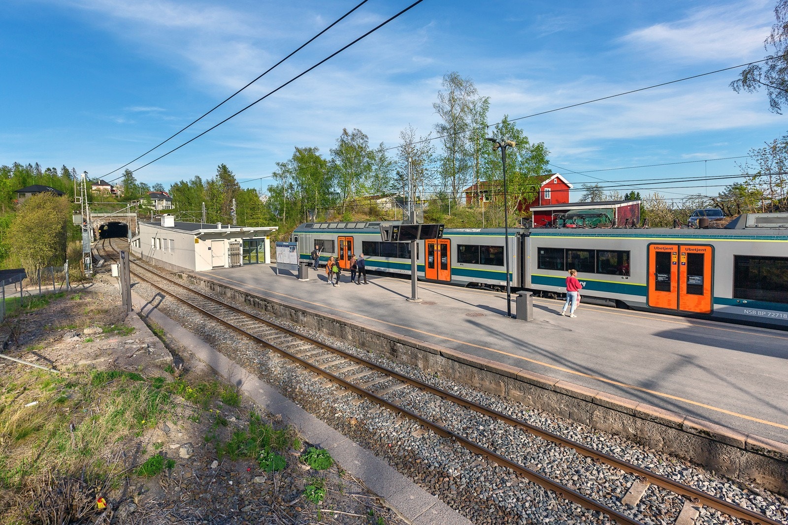 Det er kun 550 meter til ekspressbuss, og ca 15 min gange til Billingstad togstasjon, med lokaltog til Oslo Galleribilde