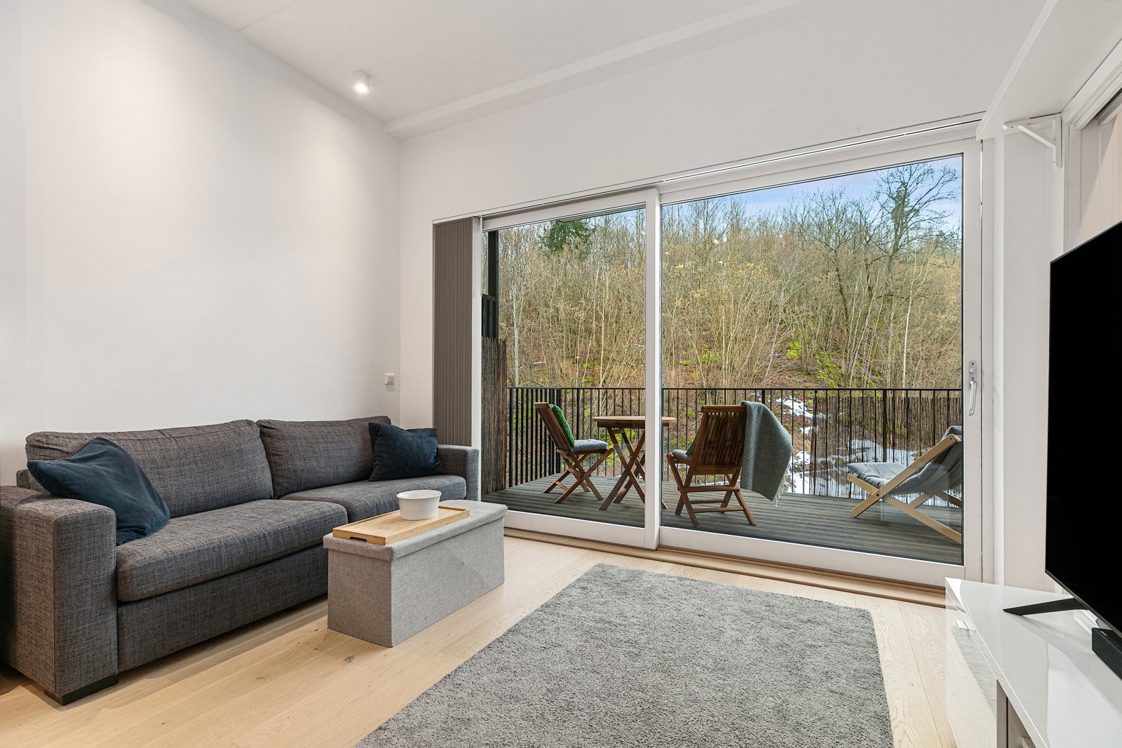 Fra stue er det utgang til en sørvestvendt overbygget balkong på ca. 13 kvm. Boligen har store vindusflater som slipper inn rikelig med naturlig lys. Galleribilde