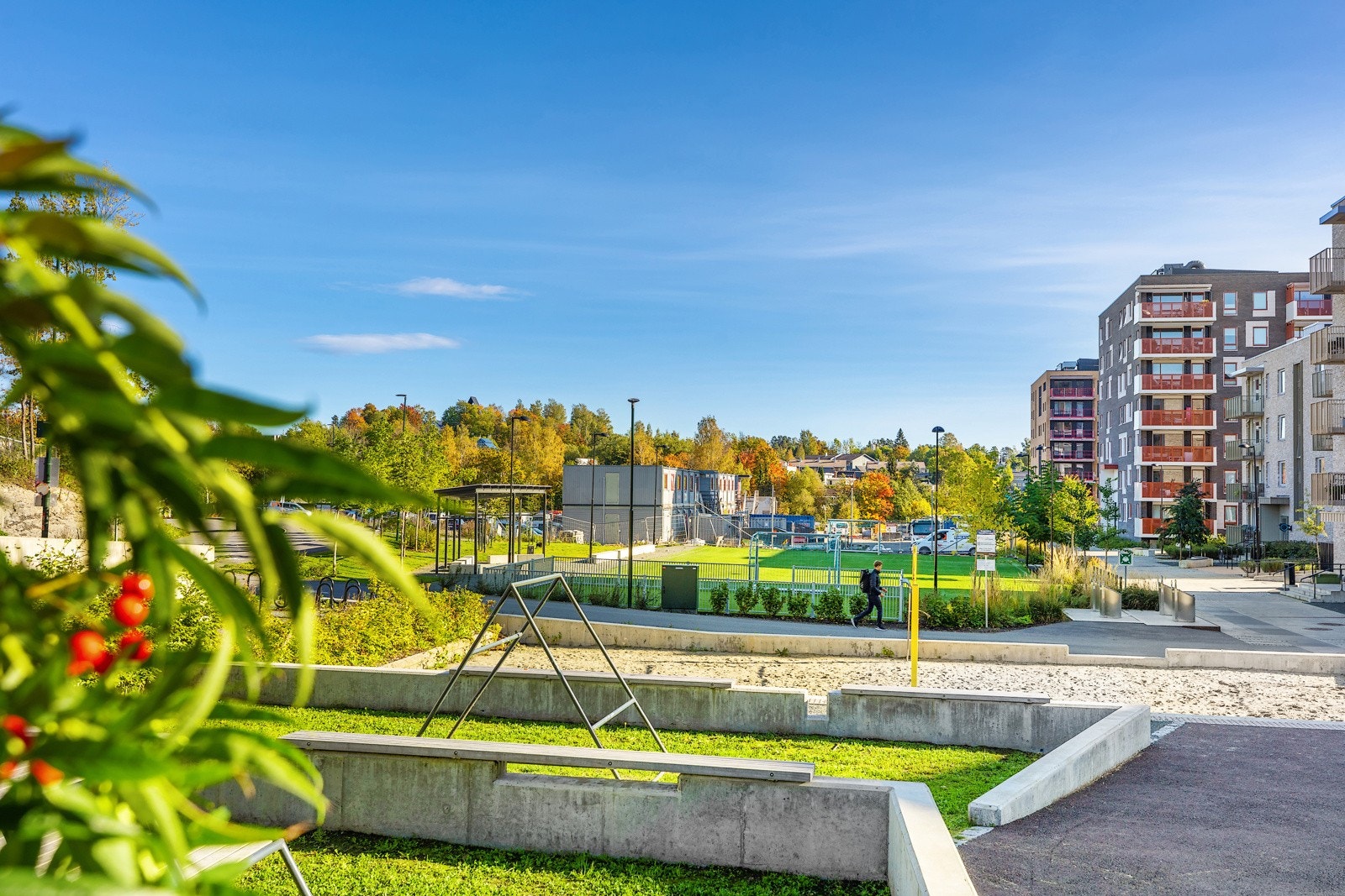 Her innbys til en aktiv hverdag, med tilgang til både fotballbane og sandvolleyballbane Galleribilde