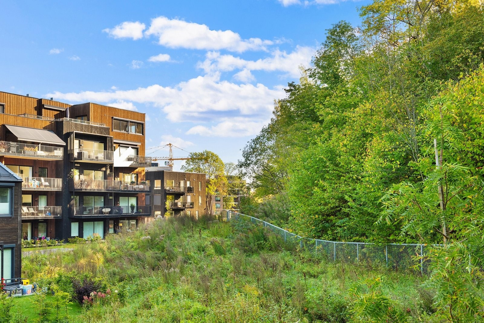 Leiligheten ligger fint til i 3. etasje i et pent og tiltalende boligbygg helt innerst på feltet med fint utsyn over grøntarealer Galleribilde