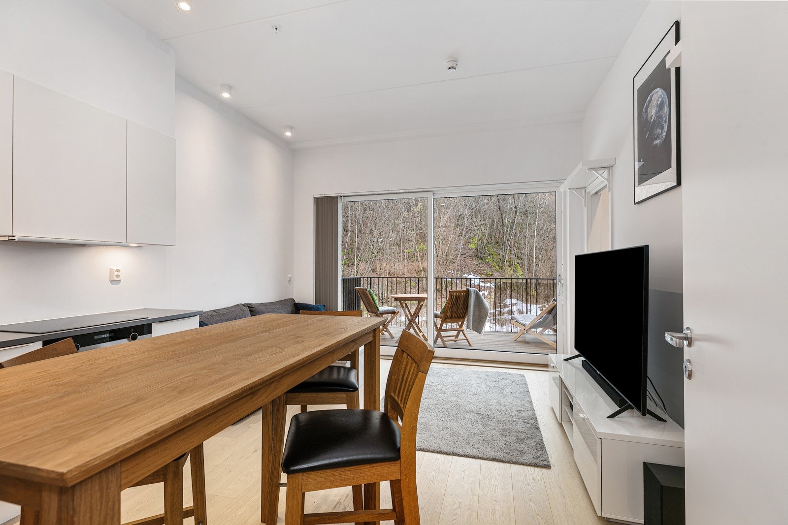 Stue og kjøkken i åpen løsning har ca. 3 meters høyde mellom gulv og tak, noe som bidrar til en ekstra god romfølelse Galleribilde