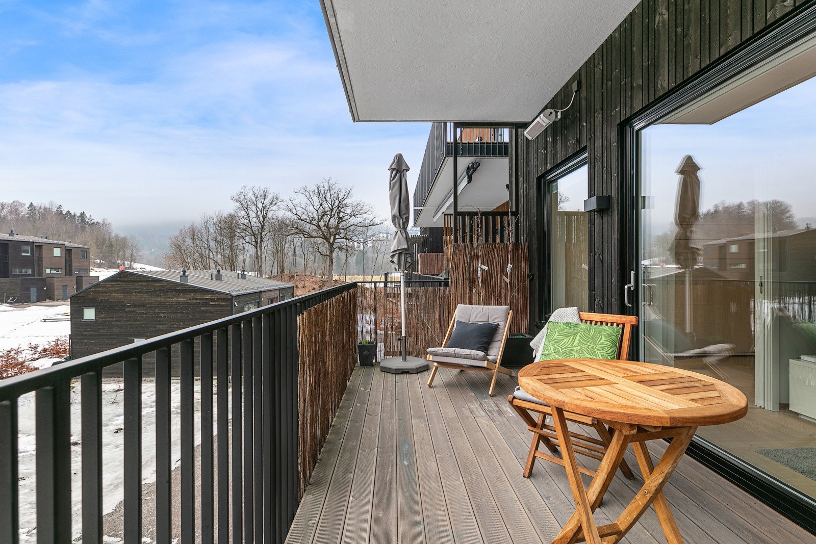 Solrik og sørvestvendt overbygget balkong på ca 13 kvm. med god møbleringsfrihet Galleribilde