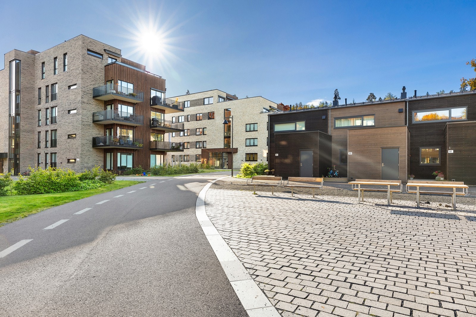 Det tiltalende utemiljøet har soner for lek og sosiale treff Galleribilde