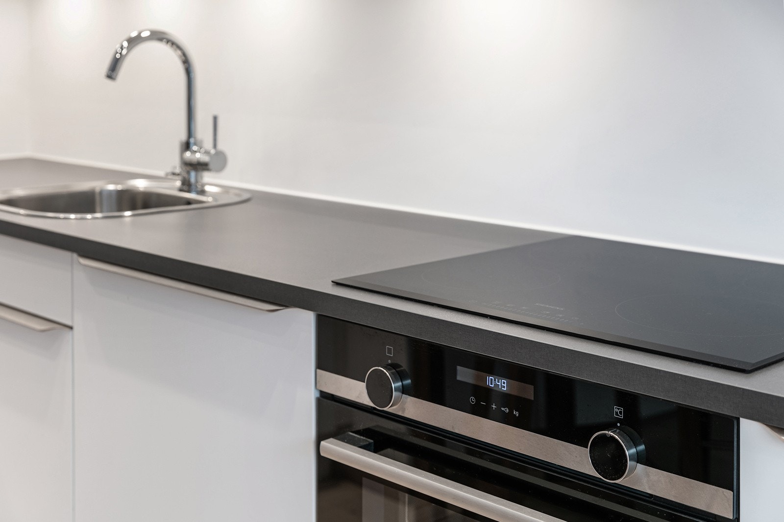 Integrerte hvitevarer inkluderer kjøl/fryseskap, oppvaskmaskin, platetopp, og stekeovn Galleribilde