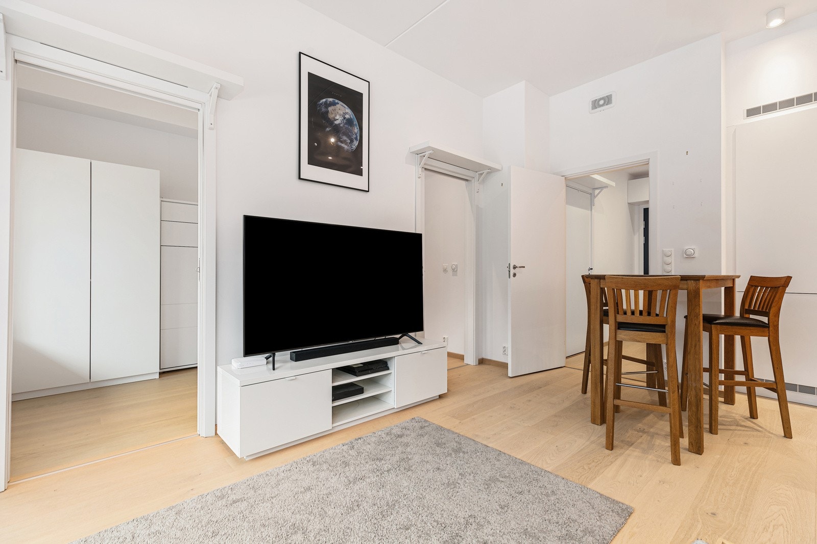 Stuearealet åpnes fint opp ved å åpne opp begge skyvedører mot leilighetens soverom Galleribilde