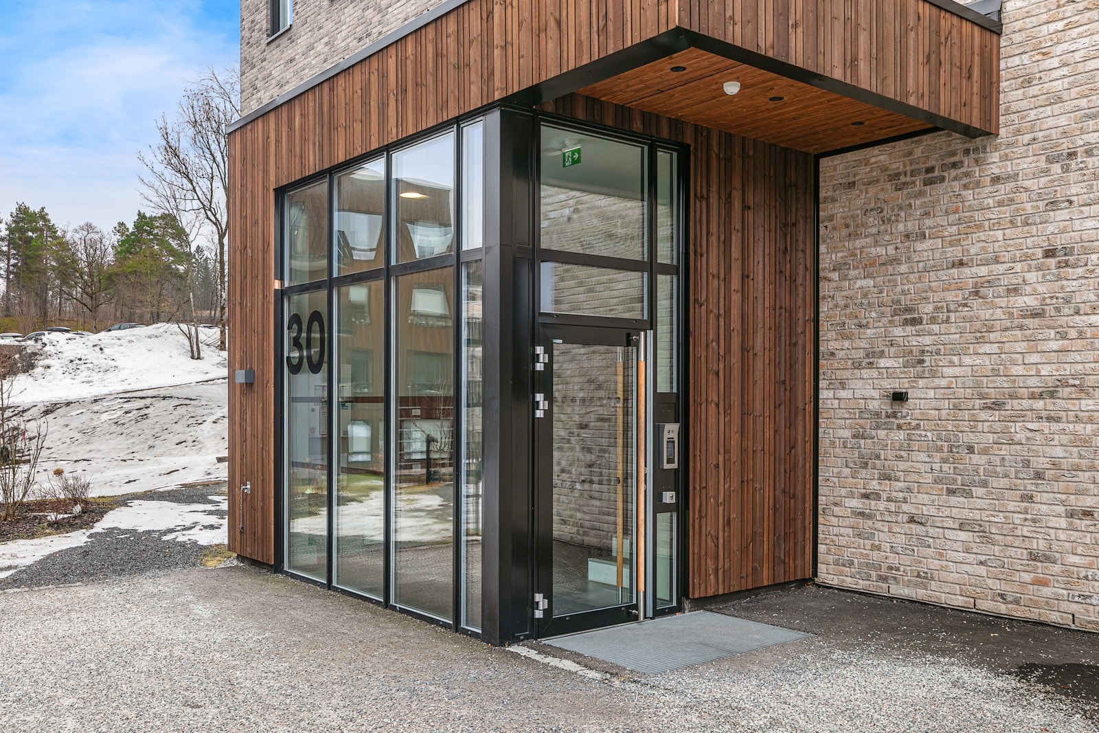 Bygget har adkomst via felles overbygget inngangsparti med trapperom og personheis Galleribilde