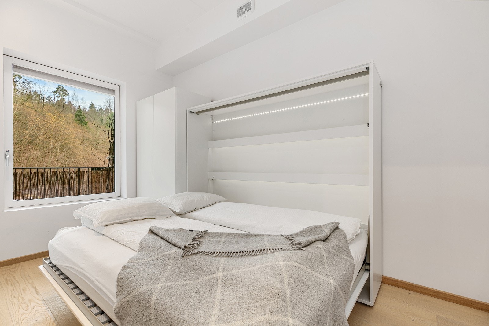 Leilighetens soverom ligger skjermet til med vindu ut mot egen balkong Galleribilde