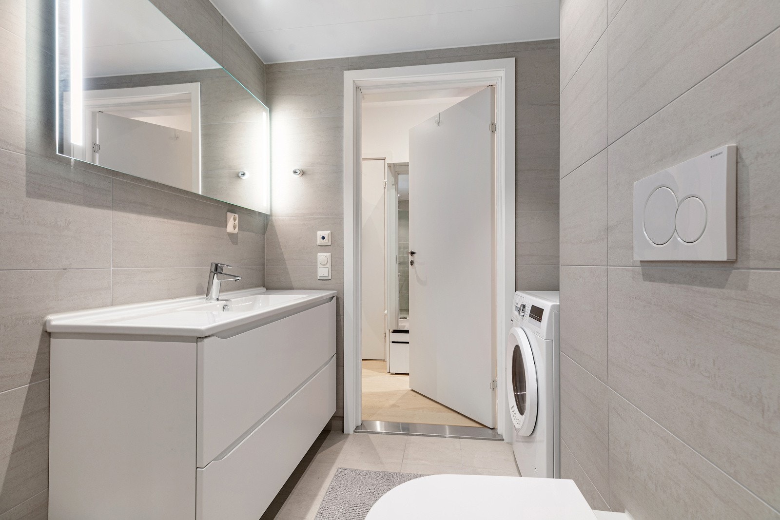 Opplegg for vaskemaskin er etablert i en tilbaketrukket nisje Galleribilde