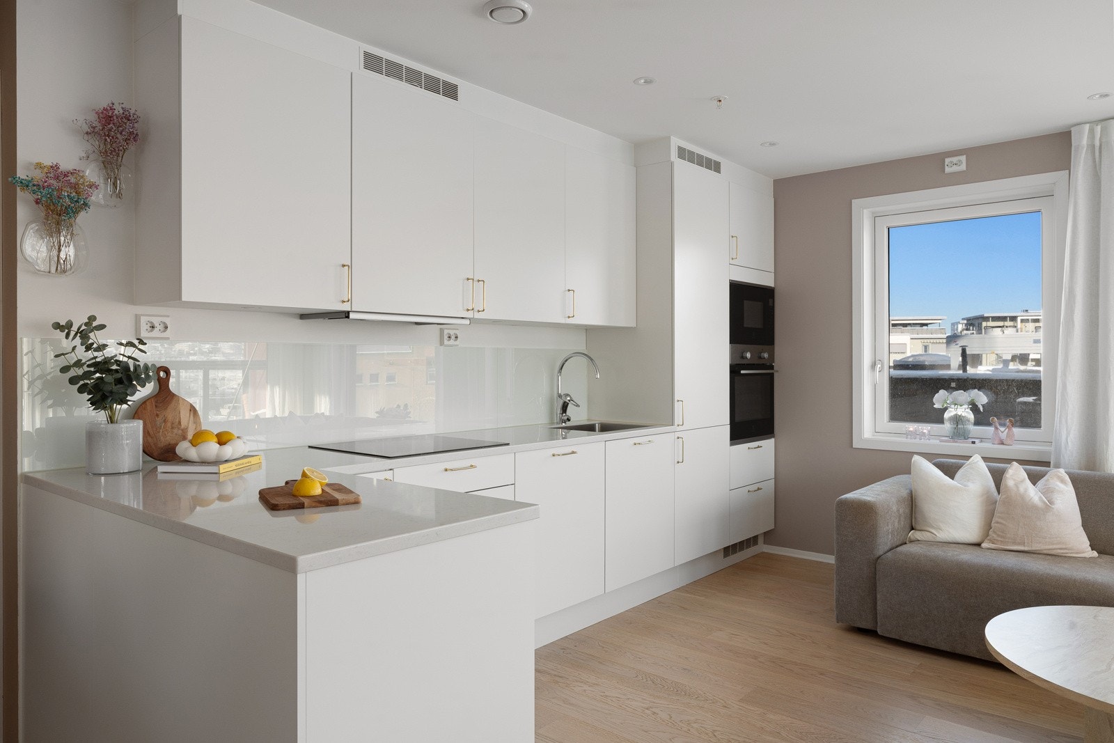 Kjøkkenet framstår tidløst og funksjonelt med rikelig med skap- og benkeplass. Kjøkkenet er forlenget utover standard leveranse. Galleribilde