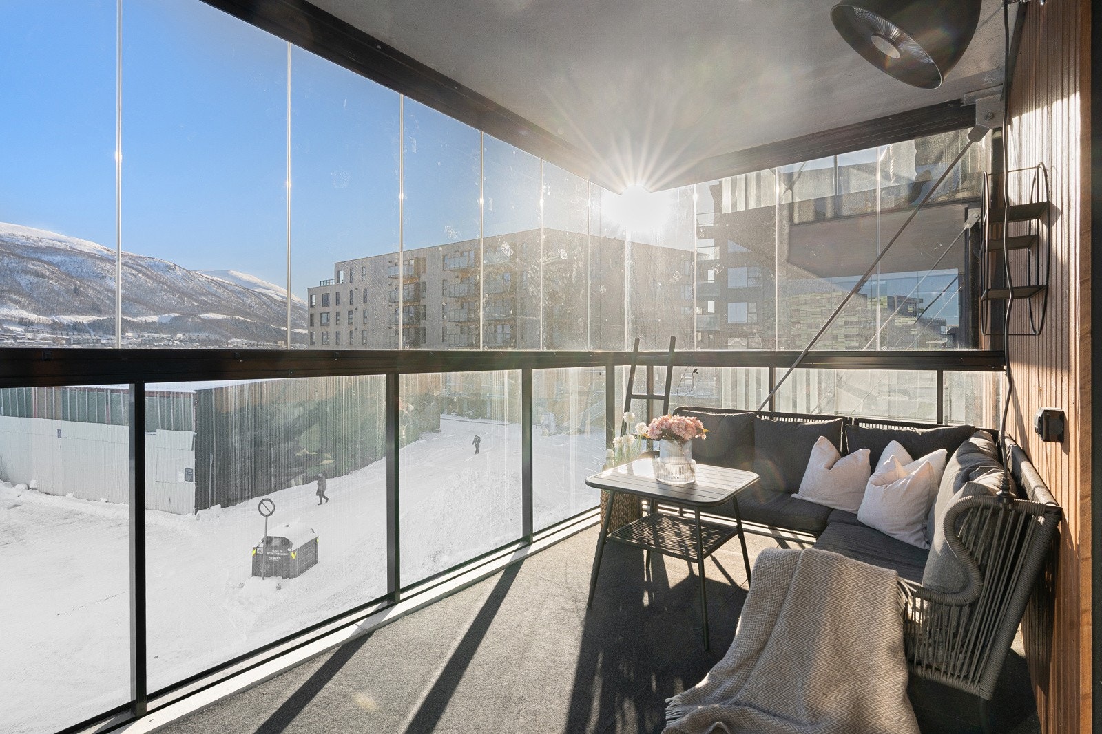 En nydelig 3-roms fra 2023 med garasjeplass, pen standard og attraktiv beliggenhet på Bjerkaker. Galleribilde