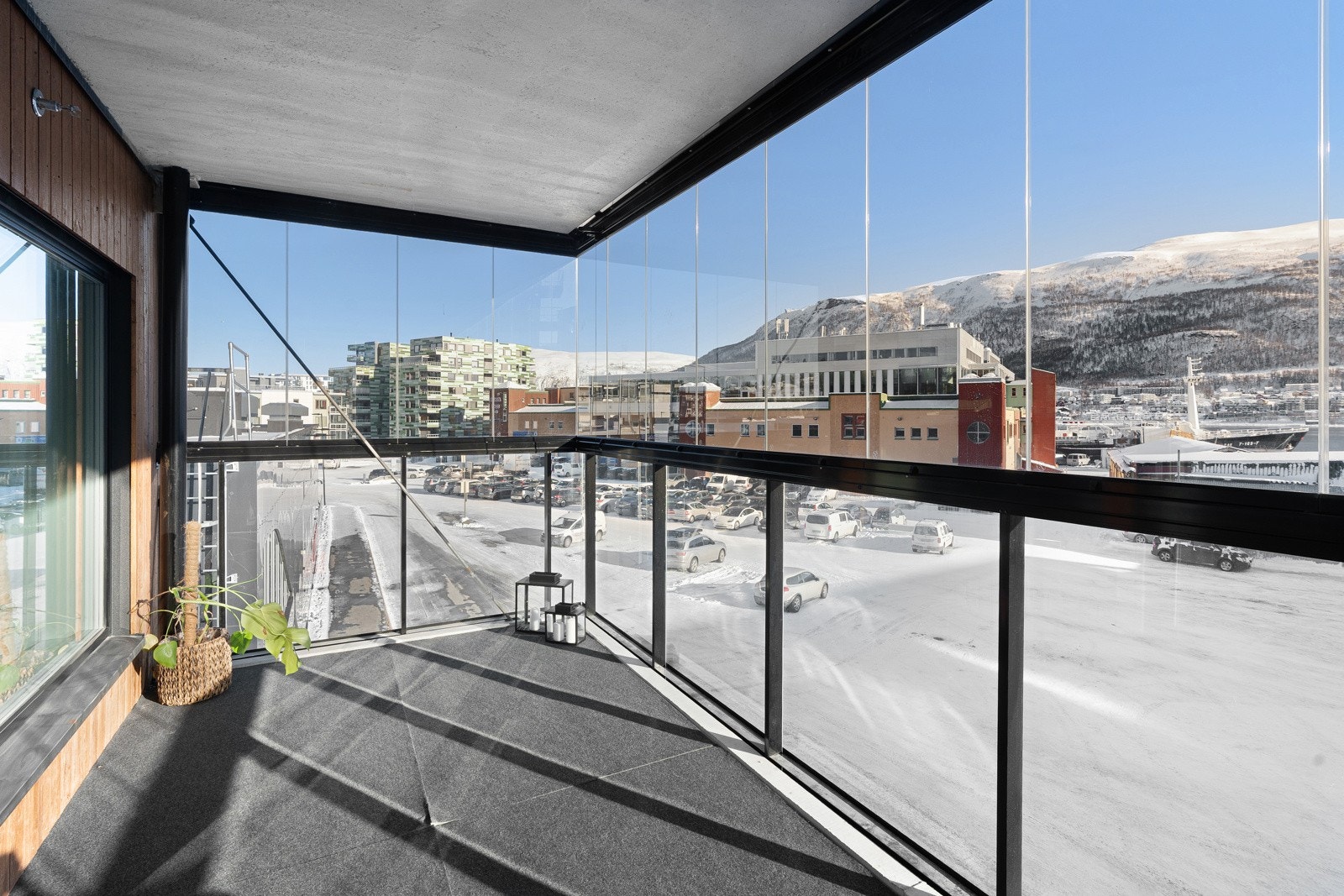 Stor innglasset balkong, med god plass for utemøbler. Galleribilde