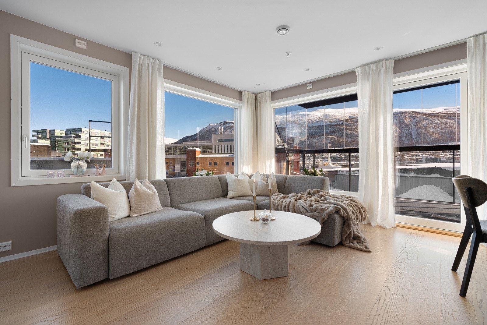 I stuen har du naturlige møbleringsmuligheter for de sosiale sonene. Galleribilde